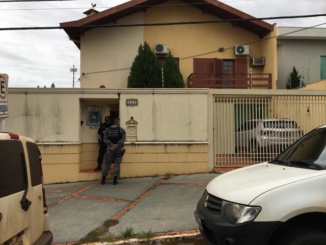 Gaeco faz operação para prender 21 por suspeita de corrupção policial em MS Movimento de policiais na Corregedoria da PM, em Campo Grande (Foto: Osvaldo Nóbrega/TV Morena)