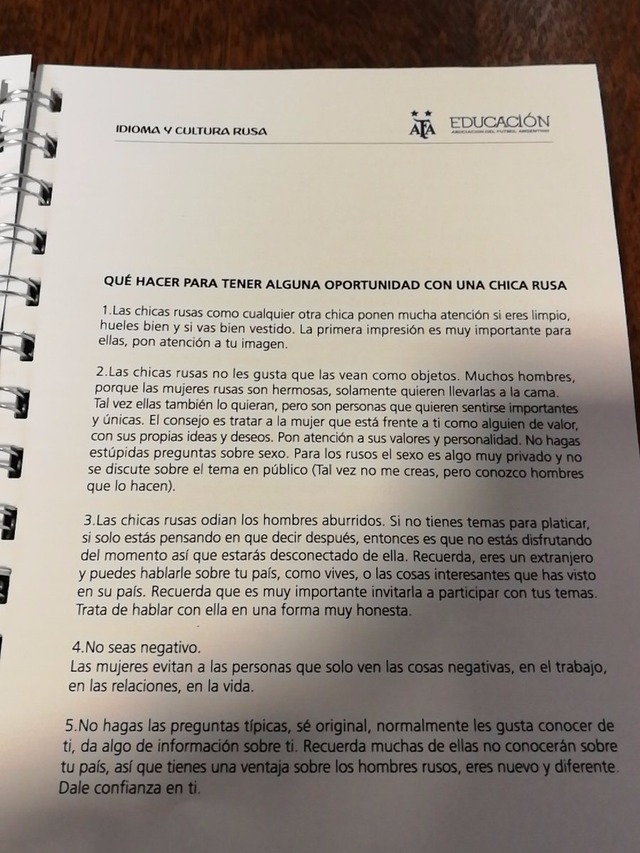 Após polêmica, argentinos se desculpam por manual que ensina como conquistar russas Parte do manual, distribuído aos turistas argentinos - Foto: Reprodução