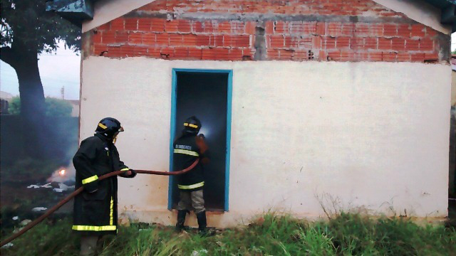 Bombeiros conseguem exterminar as chamas que estavam consumindo o interior da casa (Foto: Celso Daniel/Perfil News)