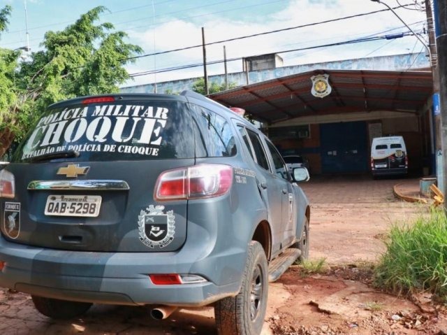 Operação desmonta plano de facção para executar 12 servidores em MS Policiais do Batalhão de Choque dão apoio a operação no Presídio de Segurança Máxima (Foto: Henrique Kawaminami)
