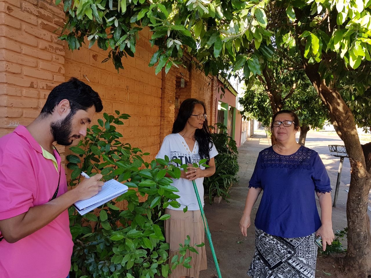 Reportagem do Perfil News no bairro Jardim Cangalha junto a moradoras que reclamavam do mau cheiro. (Foto: Ricardo Ojeda).