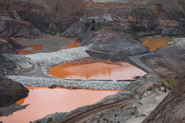 De um total de 24 mil barragens, 780 foram fiscalizadas, diz relatório Mariana (MG) - Barragem de Fundão, operada pela mineradora Samarco, dois anos após a tragédia do rompimento da estrutura de contenção de rejeitos (José Cruz/Agência Brasil)