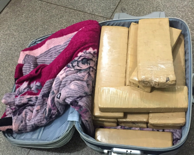 A droga estava escondida em uma das malas da adolescente. (foto: Divulgação)