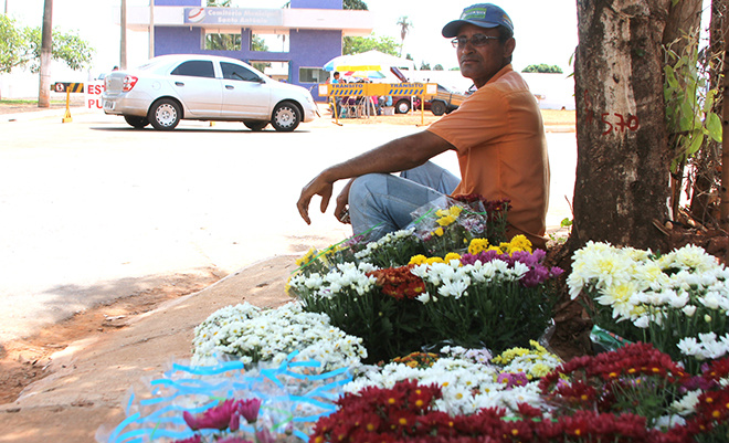Luciano Ribeiro Batista ainda afirmou que está vendendo bem, suas flores custam R$ 5,00 cada vasinho (Foto: Nelson Roberto)