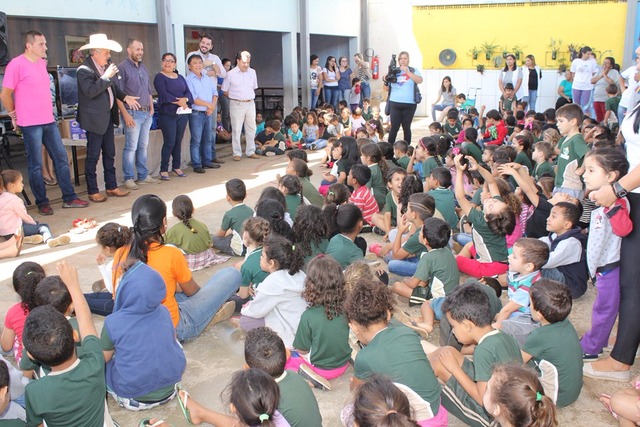 A Escola Municipal Parque São Carlos representou as unidades de Ensino Fundamental ao receber dois novos bebedouros  (Foto: Assessoria)