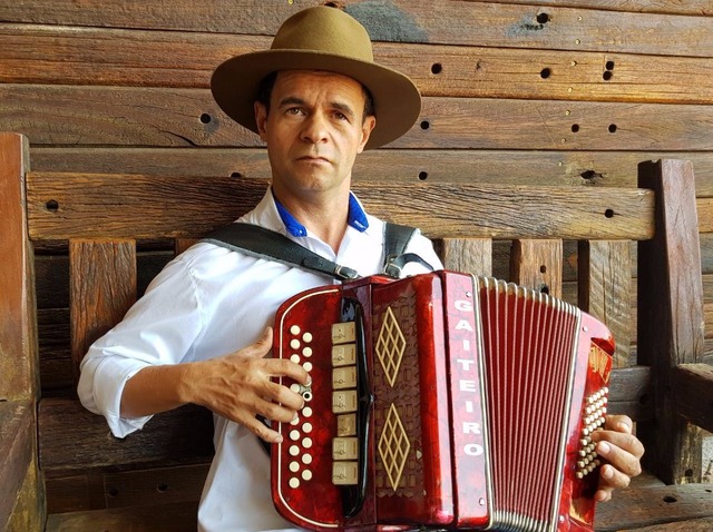 Essa gaita foi o instrumento que Valdir Gaiteiro ensinou Michel Teló a tocar os primeiros acordes da música Missioneiro (Foto: Ricardo Ojeda)