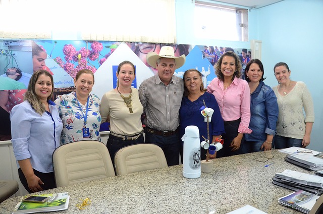 Prefeito de Três Lagoas recebe o Plano Municipal de Assistência Social Junto com a programação das principais ações, foi também entregue o Pacto de Aprimoramento de Gestão e o Diagnóstico Socioassistencial (Foto/Assessoria)