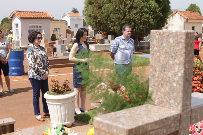 Cemitério de Três Lagoas recebe milhares de visitantes Prefeita Marcia Moura, vice-governadora Simone Tebet e o deputado estadual Eduardo Rocha visitaram o tumulo do saudoso senador Ramez Tebet (Foto: Ricardo Ojeda)