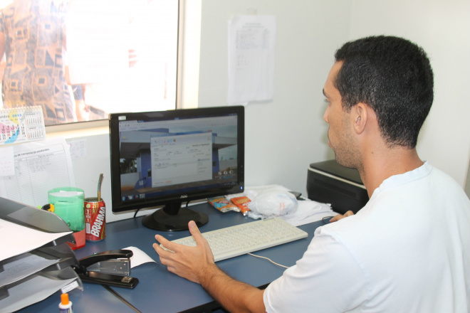 Cemitério de Três Lagoas conta com moderno sistema de informátic Bruno Cabral explica sobre novo sistema implantado na administração do cemitério (Foto: Ricardo Ojeda)
