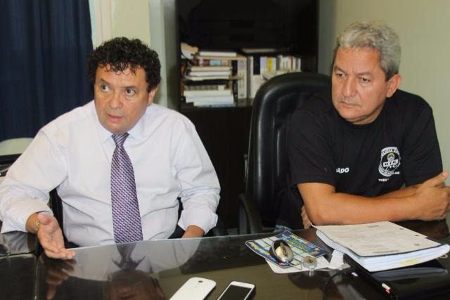 Jovem é executado a tiros em pasto de Três Lagoas Delegados Juvenal Laurentino Martins e Ailton Pereira de Freitas. (Foto: Lucas Gustavo/ Arquivo/ Perfil News).