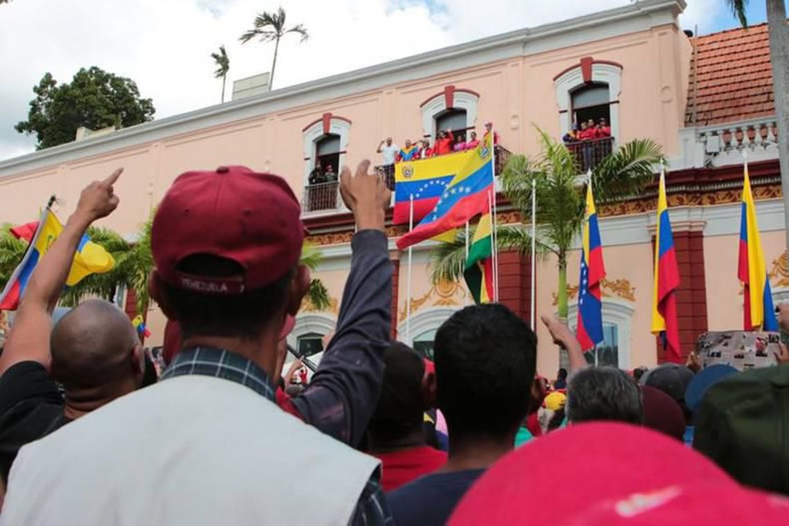 Internet cai na Venezuela em véspera de novo protesto contra Maduro Maduro faz discurso da janela do palácio e diz que se manterá no poder. Foto :Agencia Venezolana de Noticias