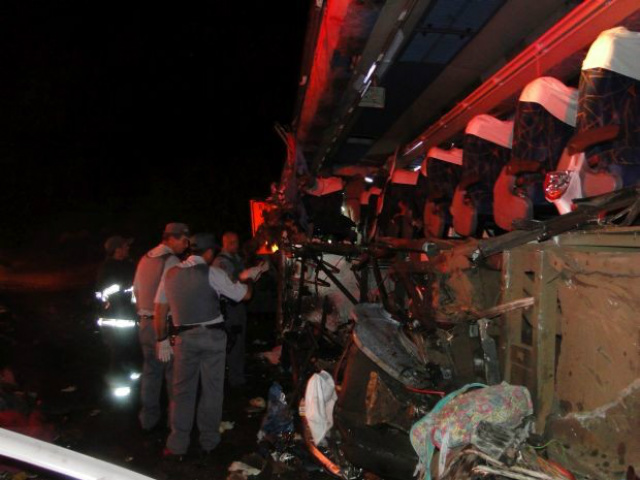 Lateral do ônibus foi arrancada em colisão (Foto: Divulgação / Portal Ternura FM)