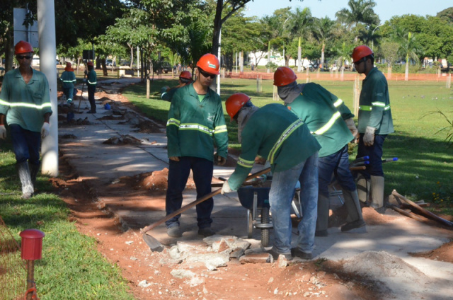 Funcionários da Hidroplan trabalhando na revitalização da pista de saúde. (foto: Divulgação)