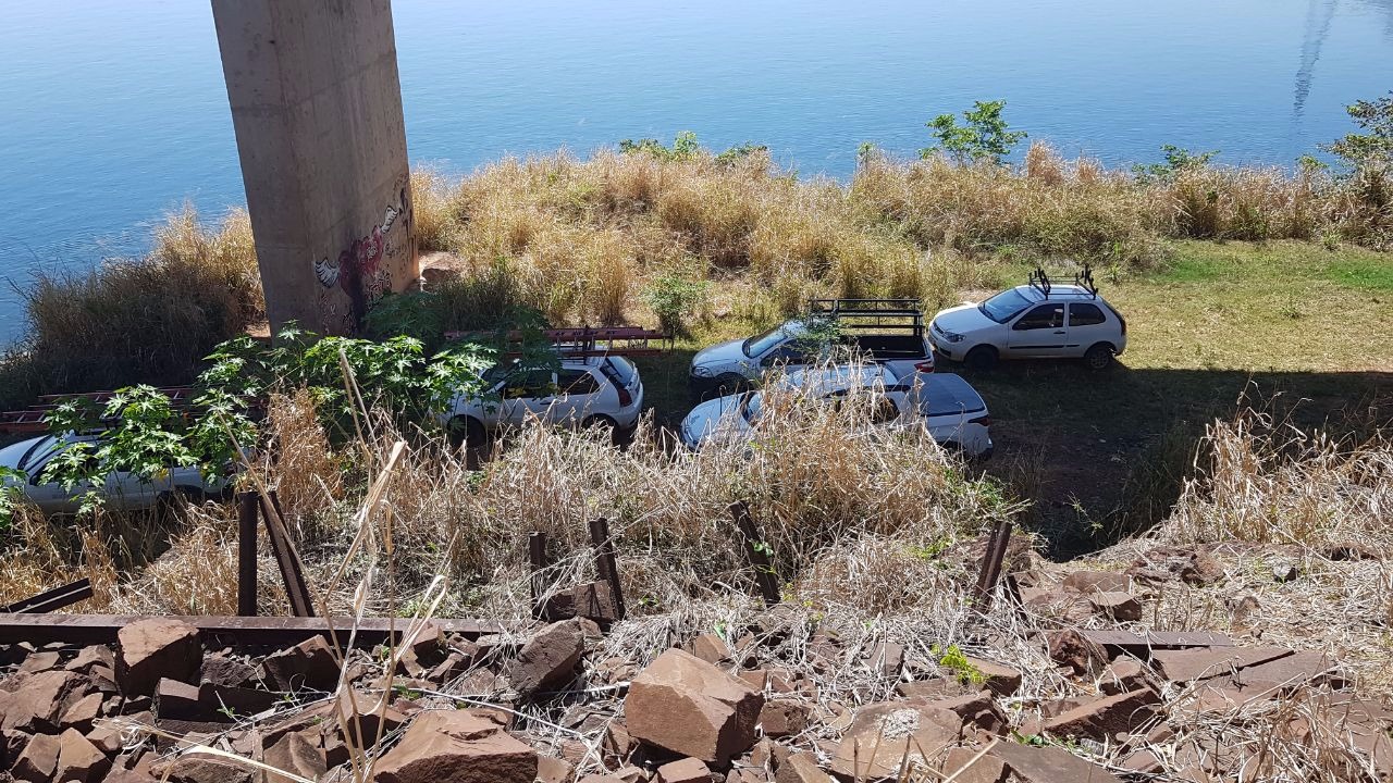 Técnicos fizeram trajeto do cabo em busca do ponto do problema. (Foto: Perfil News).