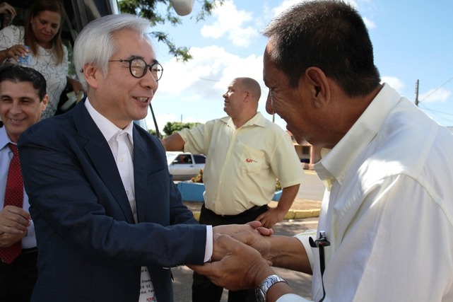 Empresários sul-coreanos voltam a Anaurilândia e assinam protocolo de incentivos O prefeito de Anaurilândia, Edinho Takazono (dir.) com representante da KSB. Foto: Nova News