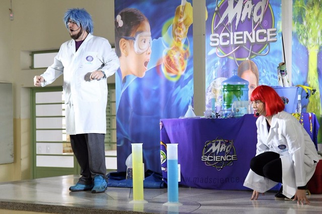 Toda a história é apresentada por um cientista maluco e seu assistente atrapalhado, que ao subir ao palco tropeça em uma bacia com água (Foto/Assessoria)