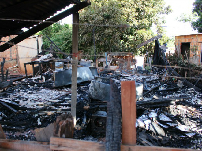 Casa de madeira fica destruída após incêndio. (Foto: Gabriela Pavão/G1 MS)