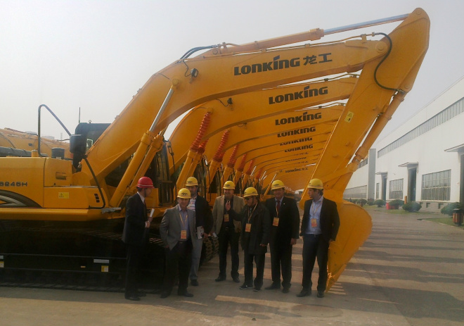 Grupo de investidores liderados pelo deputado Eduardo Rocha e pelo empresário Mario Celso Lopes estiveram visitando a fábrica da LonKing no ano passado na China (Foto: Divulgação)  