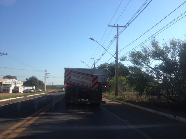 Na foto caminhão trafega com placa quase caindo, levando riscos a outros motoristas.. (Foto: Lucas Gustavo/Perfil News)