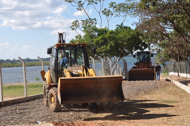 Com mão de obra e recursos próprios, Prefeitura conclui implantação da marina do Balneário Municipal de Três Lagoas Além de cercamento e recondicionamento da estrutura de esgoto, o local recebeu 30 caminhões de cascalho (Foto/Assessoria)
