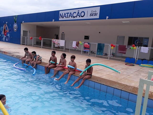 Escolas do Sesi de Três Lagoas e Corumbá promovem campanha de prevenção a afogamentos As aulas de natação com a metodologia Gustavo Borges são abertas a toda comunidade de Três Lagoas e Corumbá (Foto/Assessoria)