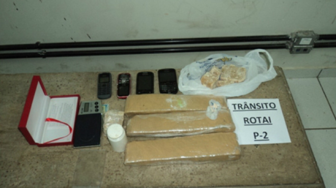 Os policiais encontraram na casa do suspeito 1,800 Kg de maconha e vários objetos utilizados na preparação das drogas (Foto: Assecom/PM MS)
