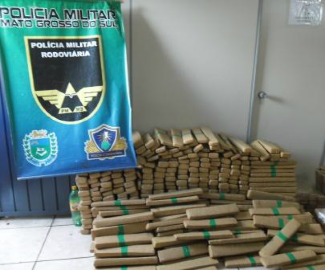 Dentro do automóvel haviam vários tabletes de maconha. A droga pesou 540 kg (Foto: Divulgação/Assecom)