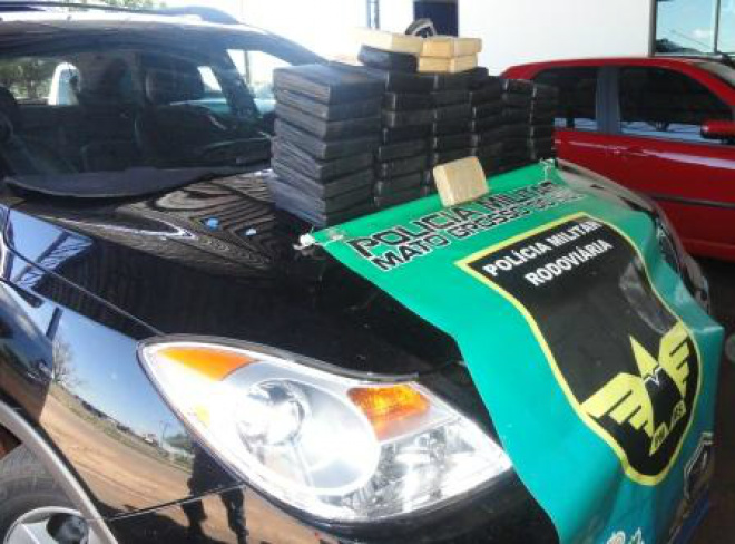 PMR encontra em fundo falso de veículo mais de 50 kg de cocaína O compartimento escondia 53 tabletes de cocaína. A droga ainda será pesada, mas, estima-se que o peso deve variar entre 50 a 60 kg (Foto: Policia Militar)