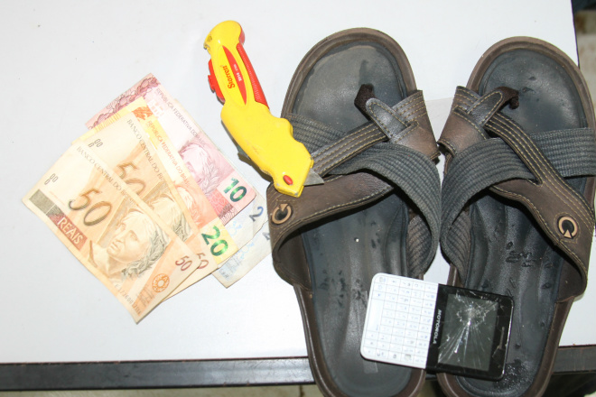 Os pertences do menor infrator encontrado pela Polícia Militar ajudar solucionar rapidamente o caso(Foto: Ricardo Ojeda) 