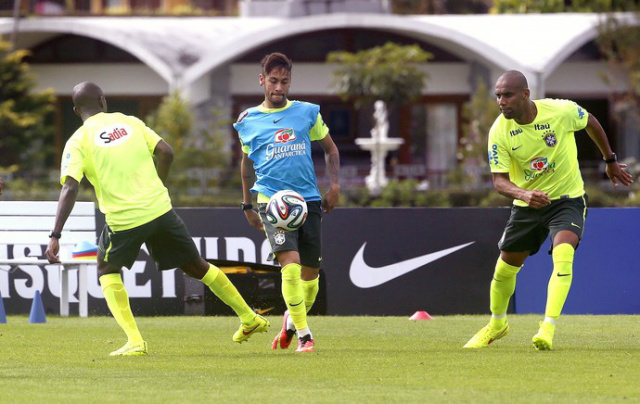 Felipão usa o time campeão das Confederações no primeiro treino Neymar passa por Ramires, observado por Maicon: treino movimentado (Foto: Globo Esporte)