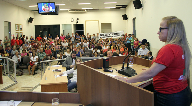 Maria Diogo, presidente do SINTED, pediu apoio dos vereadores em relação à falta de acordo com o Estado. (foto: Divulgação)