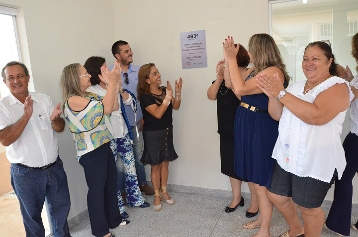 Prefeita Marcia Moura descerrou a placa de inauguração. (Foto: Assessoria.)