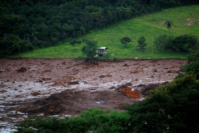 Família busca por conta própria parente desaparecido em Brumadinho Reuters/Adriano Machado/Direitos Reservados