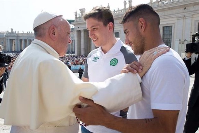 Jackson Follmann e Alan Ruschel, sobreviventes do acidente da Chape, recebem a bênção do papa. (Foto: Rádio Vaticano)