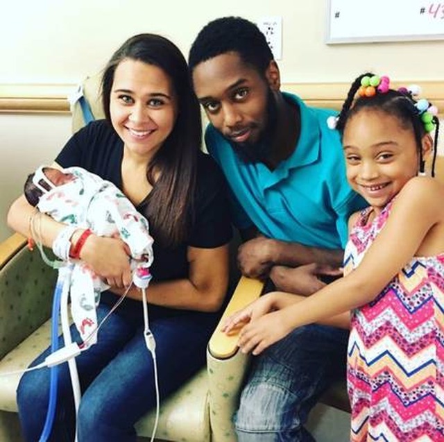 Mulher faz próprio parto e bebê nasce em bolsa amniótica intacta Raelin com o noivo e os dois filhos (Foto: Reprodução/Instagram)