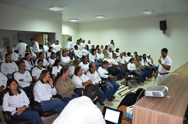 Saúde capacita equipes de mobilização contra dengue e chikungunya A capacitação esteve a cargo do coordenador de Educação em Saúde, Fernando Garcia Brito, e do coordenador de Combate a Endemias, Benício Donizette da Silva (Foto: Assecom)