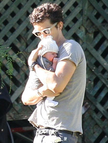 O ator passeando com o filho
Foto: Divulgação