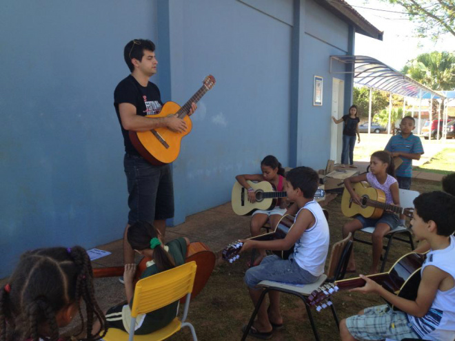 "Cultura nos Bairros" leva aulas de dança e instrumentos O projeto, desenvolvido há dois meses é oferecido nas Escolas Municipais, Marlene Noronha, Parque São Carlos, Maria de Lurdes e Senador Ramez Tebet (Foto: Divulgação/Assecom)