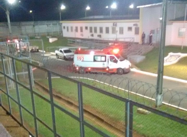 Tentativa de fuga em Três Lagoas termina com presidiário baleado Equipe do Samu socorreu o interno. (Foto: Divulgação).