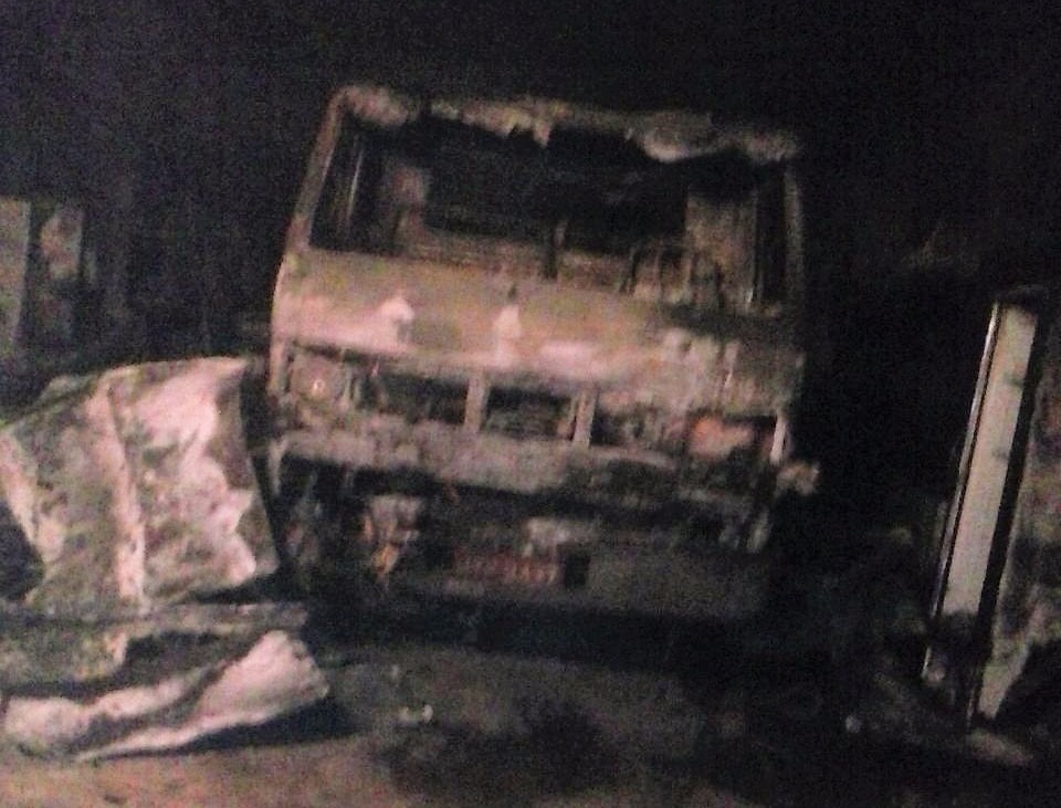 Caminhão da fábrica também foi consumido pelo fogo. (Foto: Divulgação - Corpo de Bombeiros).