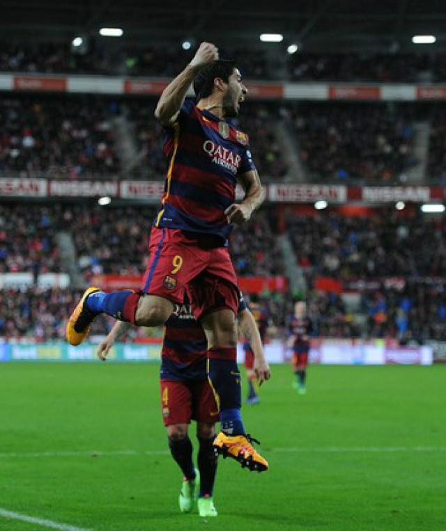 Suárez comemroa gol pelo Barça (Foto: GETTY IMAGES)
