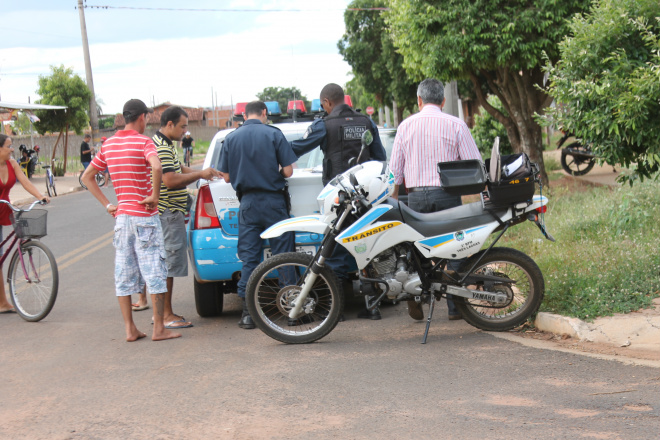 Em Três Lagoas, desempregado empresta carro, bate e foge pela janela do veículo Os policiais que atenderam a ocorrência ao constatarem a situação do Monza, aplicaram duas multas; por documentação vencida e pneus careca