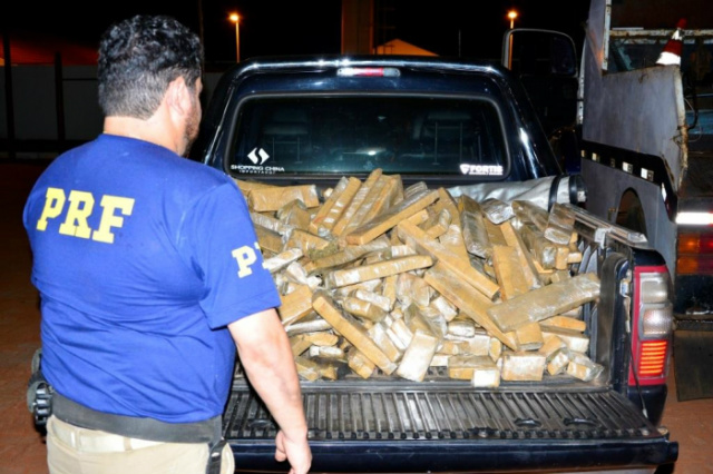 PRF apreende caminhonete com 320 kg de maconha em Bataguassu Tabletes de maconhas apreendidos pela PRF (Foto: Sérgio Melucci / Rádio Portal News)