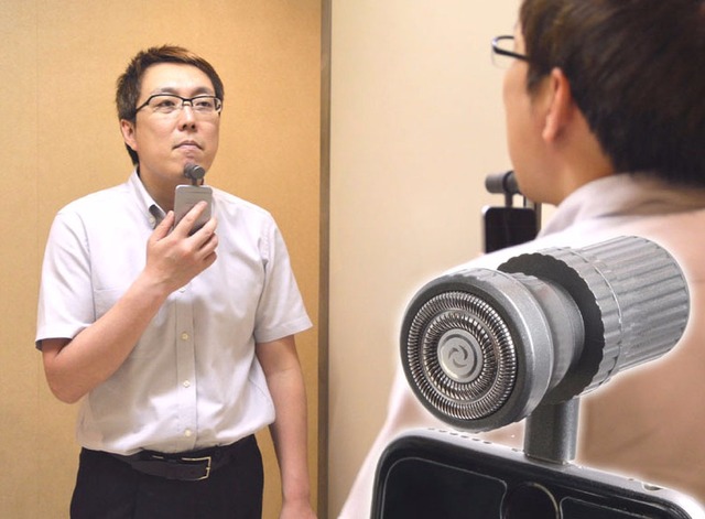Acessório japonês transforma iPhone em barbeador (Foto: Divulgação)