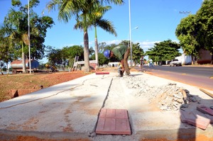 A obra abrange cerca de 2 mil m² de calçada, que está sendo feita com blocos de concreto (paver).