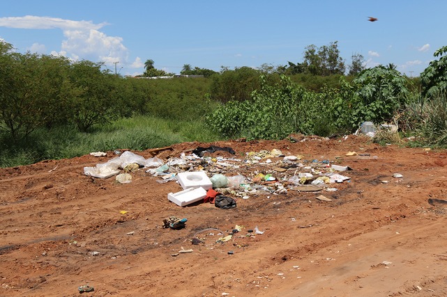 “Estamos enxugando gelo”, diz agente de endemias sobre a falta de conscientização da população Área no Alto da Boa Vista que havia sido limpa pela prefeitura, já cheia de lixo doméstico jogado. Foto: Divulgação.