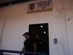 Agentes do Gaeco de saída do Centro de Triagem (Foto: Marcos Ermínio)