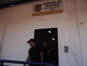 Todos os presos em operação do Gaeco no Detran já estão soltos Agentes do Gaeco de saída do Centro de Triagem (Foto: Marcos Ermínio)