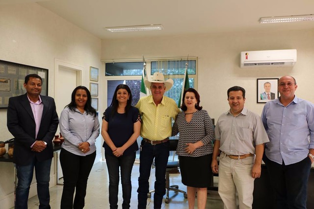 Prefeito Angelo Guerreiro vai à Campo Grande em busca de segurança para escolas estaduais de Três Lagoas A reunião com a vice-governadora, Rose Modesto, aconteceu com a presença de vereadores e secretários. (Foto: Facebook)
