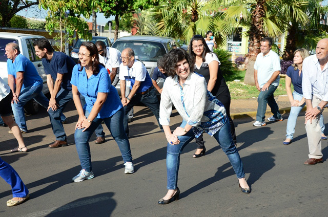 Acopanhado de assessores, Marcia se esforça na ginástica durante o evento, em frente à Prefeitura (Foto: Divulgação)